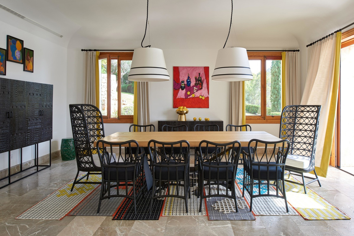 Картины художника из Владимира украшают интерьеры по всему миру. И мы могли бы не узнать об этом: Пётр Петяев — человек скромный. Положение исправила серия публикаций в одном из ведущих журналов отрасли ELLE Decoration. За последние месяцы два дизайнера поделились с читателями своими проектами, ярким акцентом в которых стали натюрморты нашего художника. Смотрим фото и делимся мнением в комментариях!