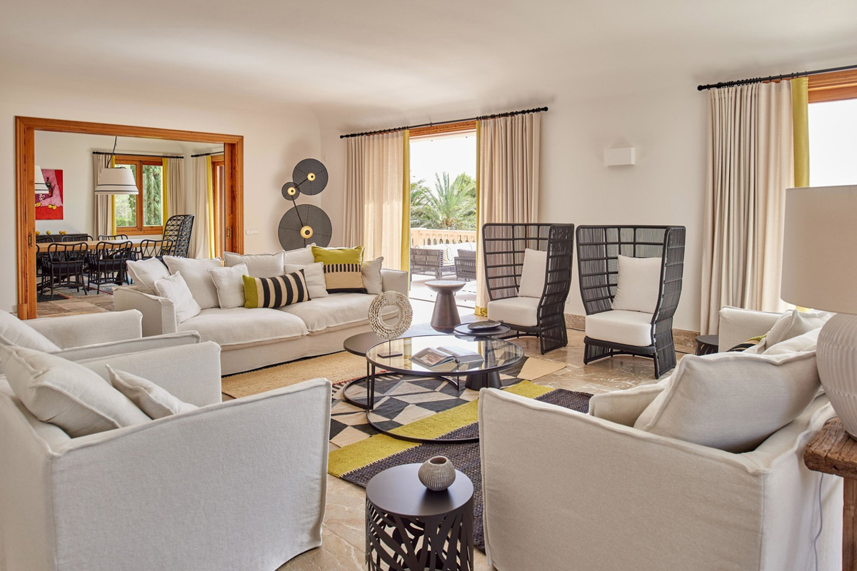 Картины художника из Владимира украшают интерьеры по всему миру. И мы могли бы не узнать об этом: Пётр Петяев — человек скромный. Положение исправила серия публикаций в одном из ведущих журналов отрасли ELLE Decoration. За последние месяцы два дизайнера поделились с читателями своими проектами, ярким акцентом в которых стали натюрморты нашего художника. Смотрим фото и делимся мнением в комментариях!