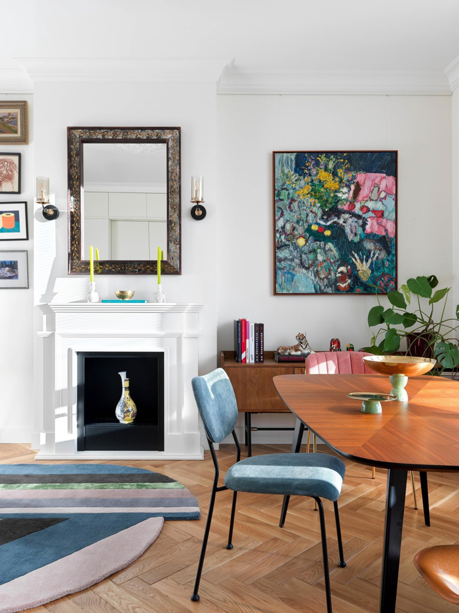 Картины художника из Владимира украшают интерьеры по всему миру. И мы могли бы не узнать об этом: Пётр Петяев — человек скромный. Положение исправила серия публикаций в одном из ведущих журналов отрасли ELLE Decoration. За последние месяцы два дизайнера поделились с читателями своими проектами, ярким акцентом в которых стали натюрморты нашего художника. Смотрим фото и делимся мнением в комментариях!