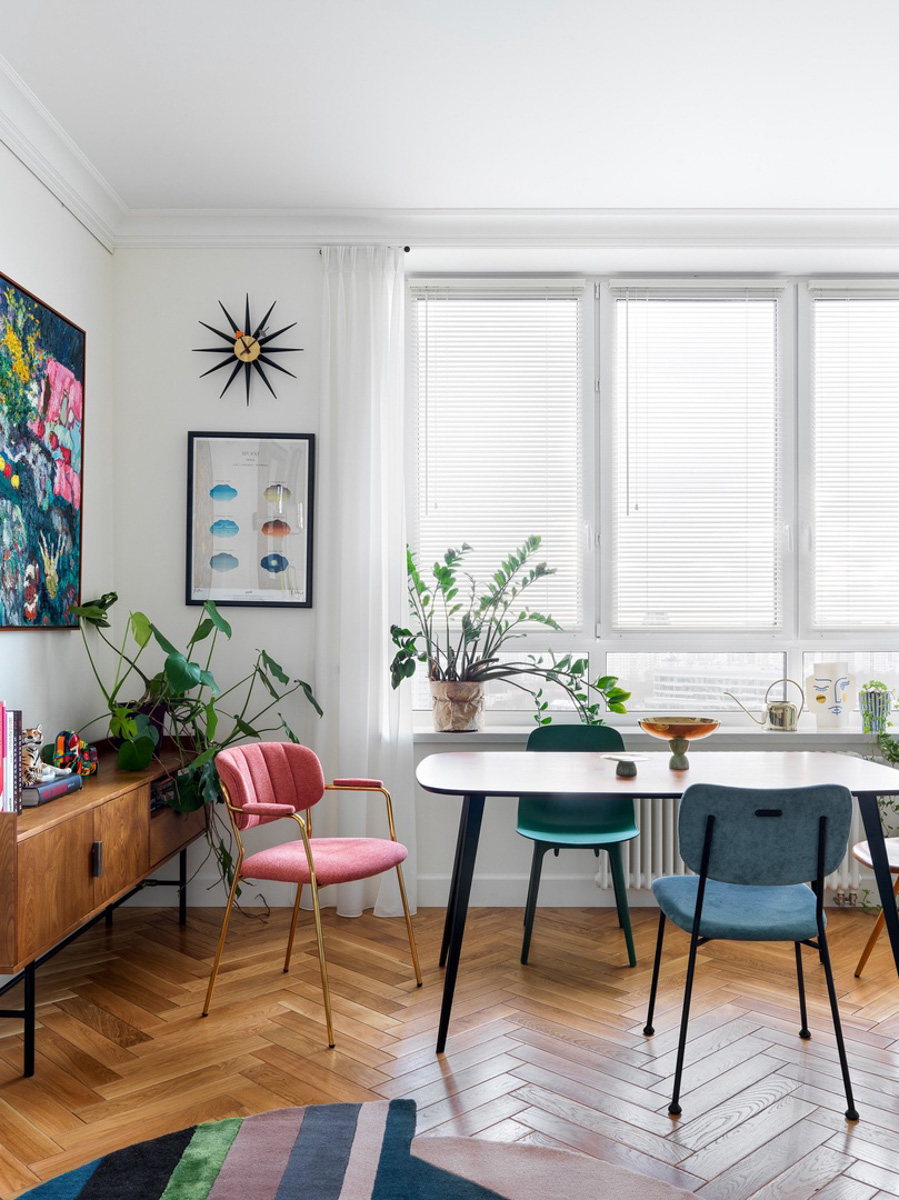 Картины художника из Владимира украшают интерьеры по всему миру. И мы могли бы не узнать об этом: Пётр Петяев — человек скромный. Положение исправила серия публикаций в одном из ведущих журналов отрасли ELLE Decoration. За последние месяцы два дизайнера поделились с читателями своими проектами, ярким акцентом в которых стали натюрморты нашего художника. Смотрим фото и делимся мнением в комментариях!