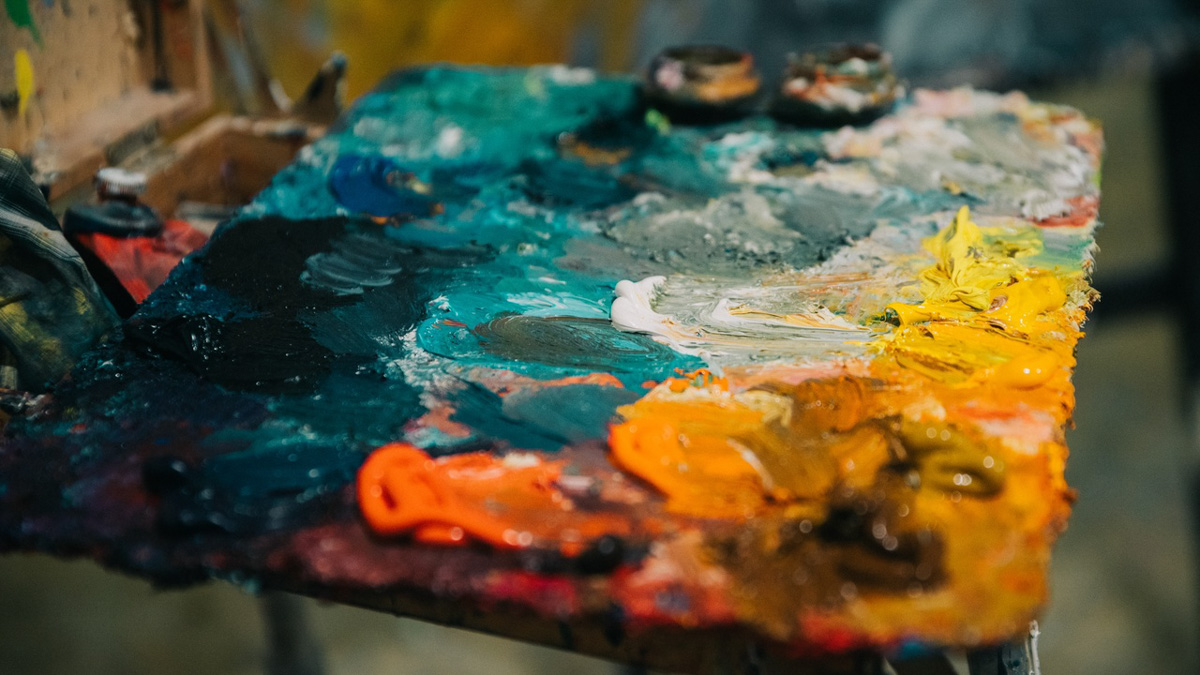 Картины художника из Владимира украшают интерьеры по всему миру. И мы могли бы не узнать об этом: Пётр Петяев — человек скромный. Положение исправила серия публикаций в одном из ведущих журналов отрасли ELLE Decoration. За последние месяцы два дизайнера поделились с читателями своими проектами, ярким акцентом в которых стали натюрморты нашего художника. Смотрим фото и делимся мнением в комментариях!