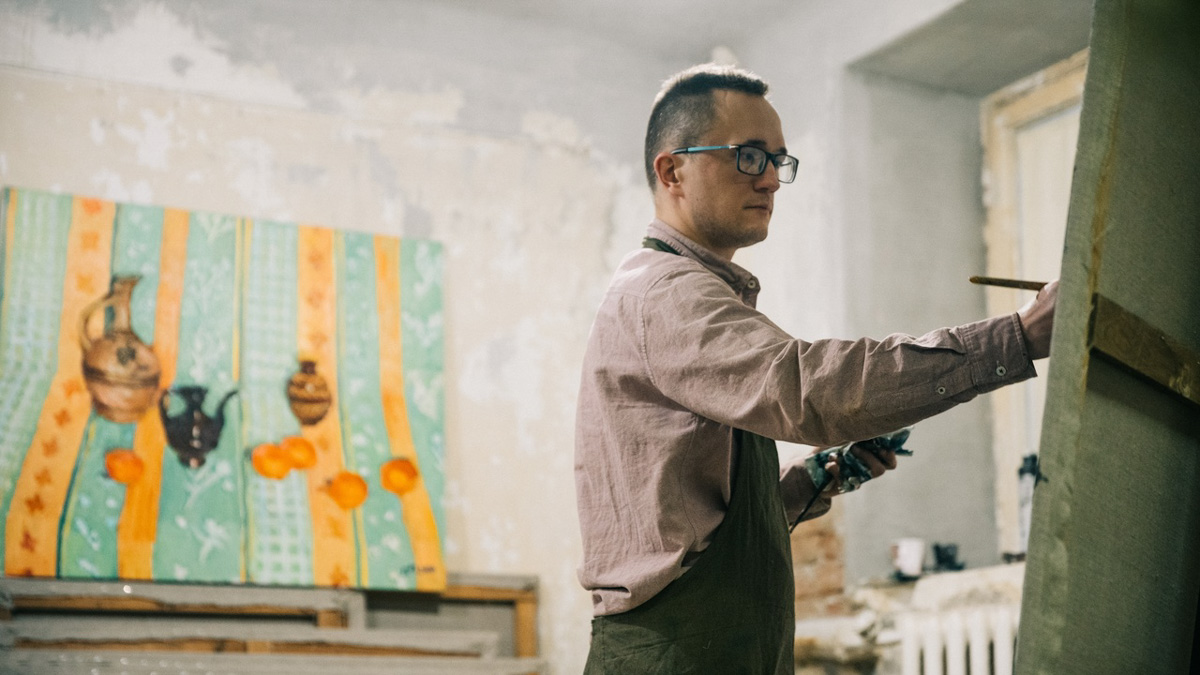 Картины художника из Владимира украшают интерьеры по всему миру. И мы могли бы не узнать об этом: Пётр Петяев — человек скромный. Положение исправила серия публикаций в одном из ведущих журналов отрасли ELLE Decoration. За последние месяцы два дизайнера поделились с читателями своими проектами, ярким акцентом в которых стали натюрморты нашего художника. Смотрим фото и делимся мнением в комментариях!