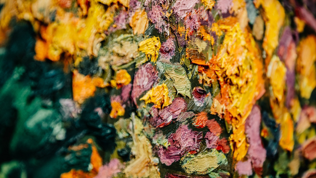 Картины художника из Владимира украшают интерьеры по всему миру. И мы могли бы не узнать об этом: Пётр Петяев — человек скромный. Положение исправила серия публикаций в одном из ведущих журналов отрасли ELLE Decoration. За последние месяцы два дизайнера поделились с читателями своими проектами, ярким акцентом в которых стали натюрморты нашего художника. Смотрим фото и делимся мнением в комментариях!