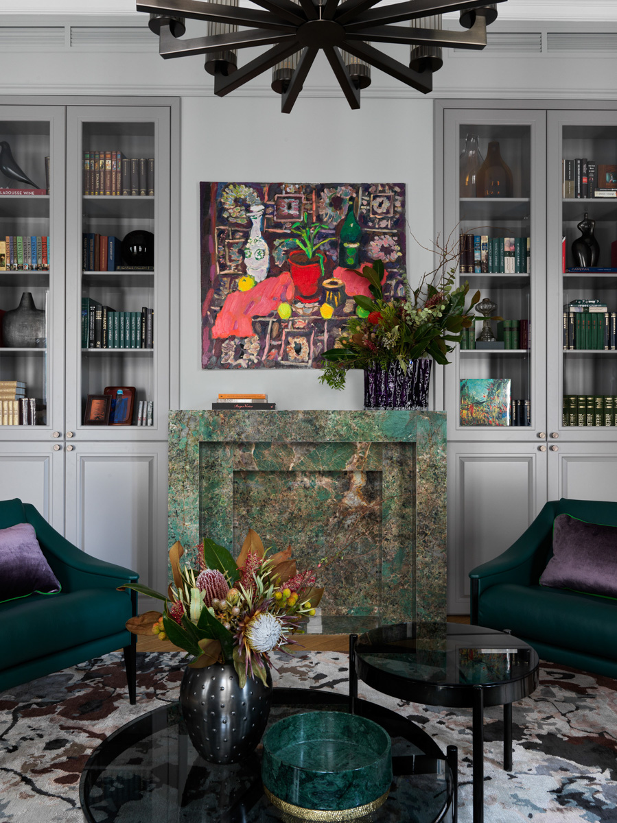 Картины художника из Владимира украшают интерьеры по всему миру. И мы могли бы не узнать об этом: Пётр Петяев — человек скромный. Положение исправила серия публикаций в одном из ведущих журналов отрасли ELLE Decoration. За последние месяцы два дизайнера поделились с читателями своими проектами, ярким акцентом в которых стали натюрморты нашего художника. Смотрим фото и делимся мнением в комментариях!