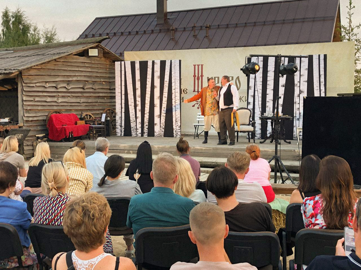 С наступлением осени все мы особенно нуждаемся в уютном времяпрепровождении. Искусство плюс гастрономическое наслаждение равно вечер в театральной гостиной «Горячих Ключей»! Об уникальном формате эстетического досуга рассказываем в материале.