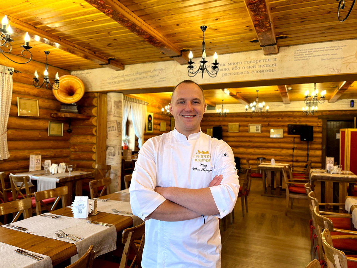 С наступлением осени все мы особенно нуждаемся в уютном времяпрепровождении. Искусство плюс гастрономическое наслаждение равно вечер в театральной гостиной «Горячих Ключей»! Об уникальном формате эстетического досуга рассказываем в материале.