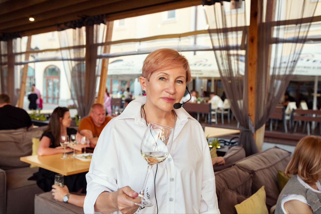 С наступлением осени все мы особенно нуждаемся в уютном времяпрепровождении. Искусство плюс гастрономическое наслаждение равно вечер в театральной гостиной «Горячих Ключей»! Об уникальном формате эстетического досуга рассказываем в материале.