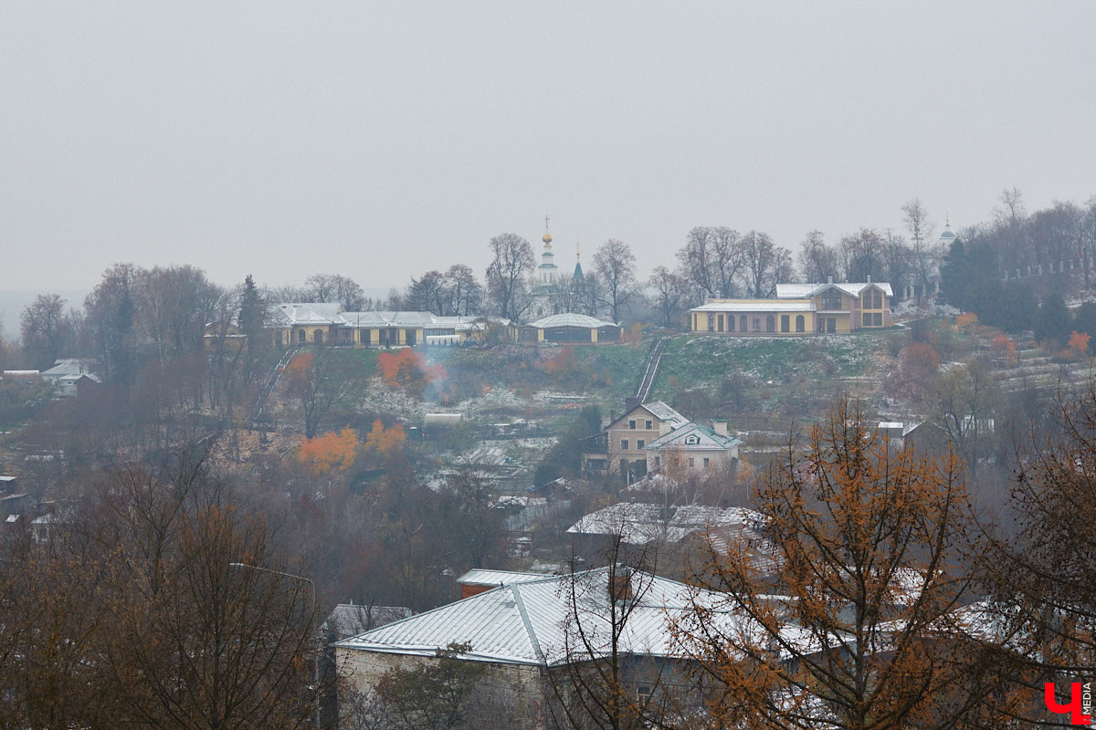 В 33-м регионе стартовала метеорологическая зима, следствием которой станут постепенное понижение температуры воздуха и первые значимые снегопады. А посему внушительных сугробов нам не миновать. И на этот раз снежный покров, скорее всего, уже останется в области до весны.