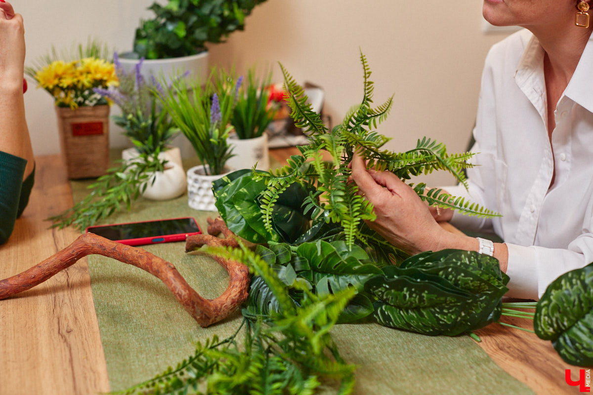 Как вы относитесь к искусственным растениям? Если скептически, то всего один взгляд на цветы и деревья от Елены Шестаковой может изменить ваше мнение о них. Владимирский флорист-любитель декорирует интерьер тем, что создает своими руками.