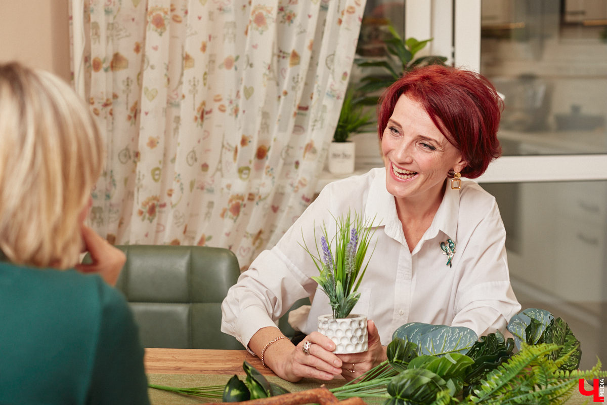 Как вы относитесь к искусственным растениям? Если скептически, то всего один взгляд на цветы и деревья от Елены Шестаковой может изменить ваше мнение о них. Владимирский флорист-любитель декорирует интерьер тем, что создает своими руками.