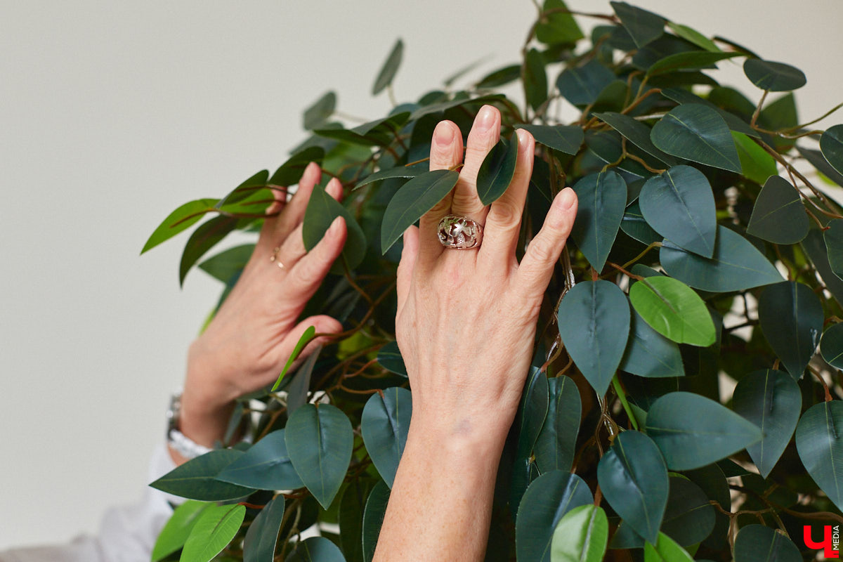 Как вы относитесь к искусственным растениям? Если скептически, то всего один взгляд на цветы и деревья от Елены Шестаковой может изменить ваше мнение о них. Владимирский флорист-любитель декорирует интерьер тем, что создает своими руками.