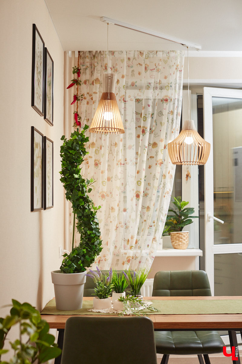 Как вы относитесь к искусственным растениям? Если скептически, то всего один взгляд на цветы и деревья от Елены Шестаковой может изменить ваше мнение о них. Владимирский флорист-любитель декорирует интерьер тем, что создает своими руками.