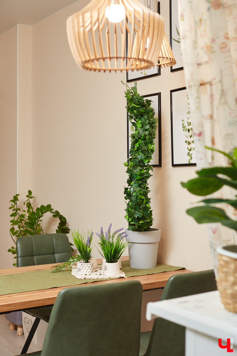 Как вы относитесь к искусственным растениям? Если скептически, то всего один взгляд на цветы и деревья от Елены Шестаковой может изменить ваше мнение о них. Владимирский флорист-любитель декорирует интерьер тем, что создает своими руками.