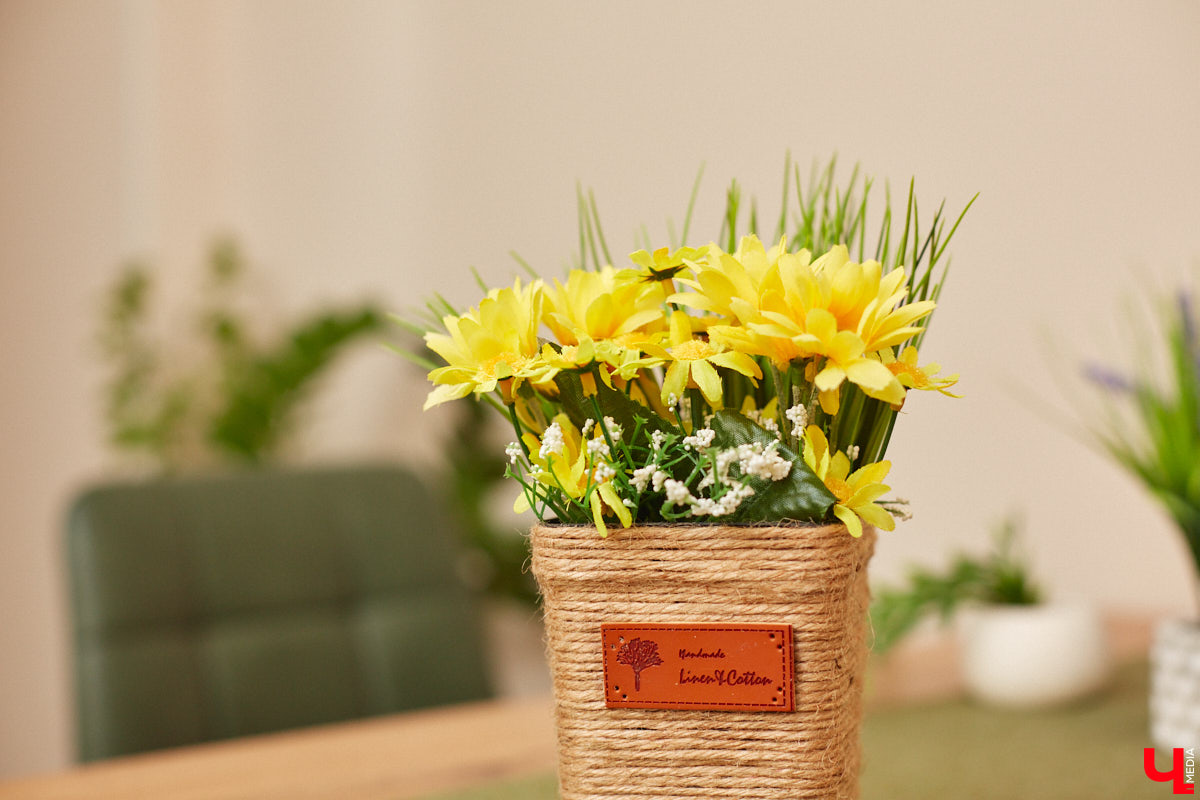 Как вы относитесь к искусственным растениям? Если скептически, то всего один взгляд на цветы и деревья от Елены Шестаковой может изменить ваше мнение о них. Владимирский флорист-любитель декорирует интерьер тем, что создает своими руками.