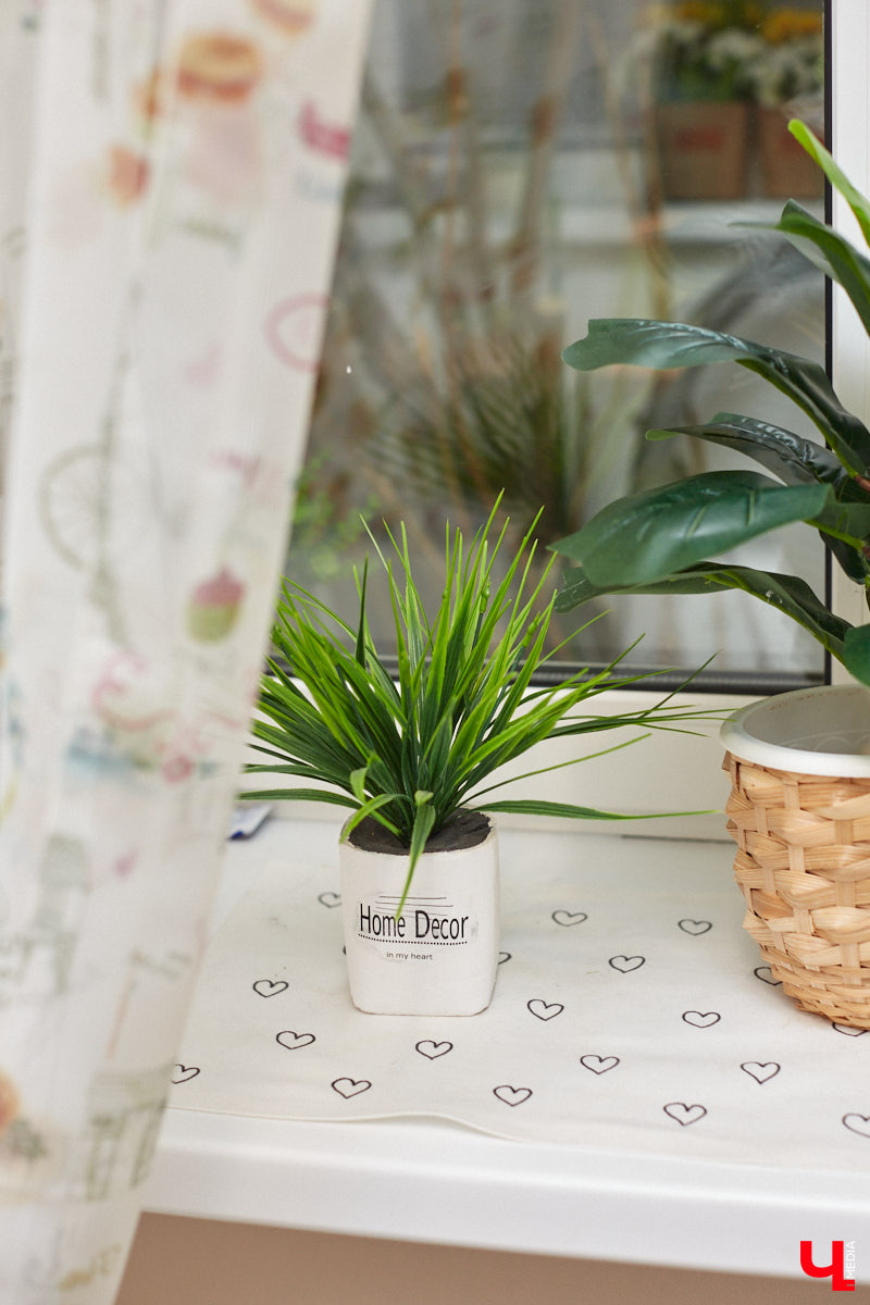 Как вы относитесь к искусственным растениям? Если скептически, то всего один взгляд на цветы и деревья от Елены Шестаковой может изменить ваше мнение о них. Владимирский флорист-любитель декорирует интерьер тем, что создает своими руками.