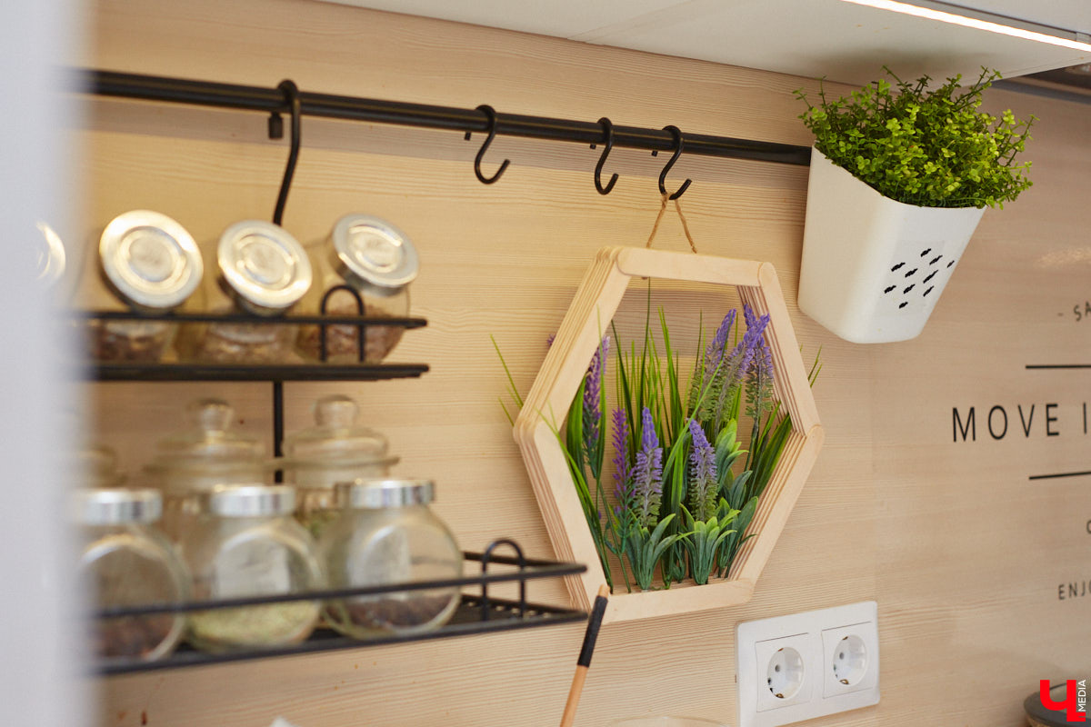 Как вы относитесь к искусственным растениям? Если скептически, то всего один взгляд на цветы и деревья от Елены Шестаковой может изменить ваше мнение о них. Владимирский флорист-любитель декорирует интерьер тем, что создает своими руками.