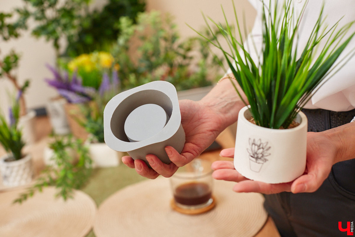 Как вы относитесь к искусственным растениям? Если скептически, то всего один взгляд на цветы и деревья от Елены Шестаковой может изменить ваше мнение о них. Владимирский флорист-любитель декорирует интерьер тем, что создает своими руками.