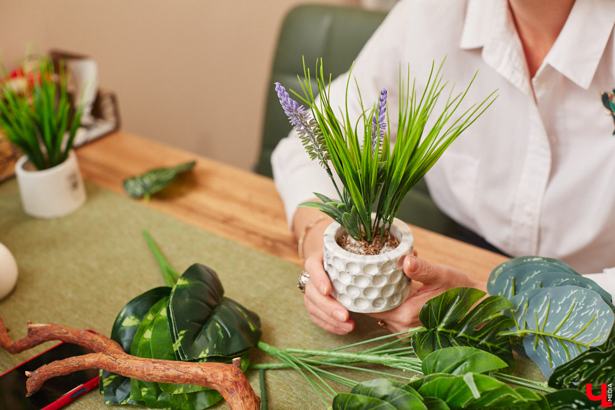 Как вы относитесь к искусственным растениям? Если скептически, то всего один взгляд на цветы и деревья от Елены Шестаковой может изменить ваше мнение о них. Владимирский флорист-любитель декорирует интерьер тем, что создает своими руками.