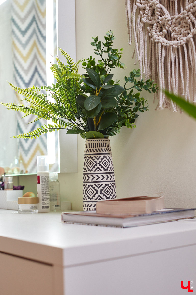 Как вы относитесь к искусственным растениям? Если скептически, то всего один взгляд на цветы и деревья от Елены Шестаковой может изменить ваше мнение о них. Владимирский флорист-любитель декорирует интерьер тем, что создает своими руками.