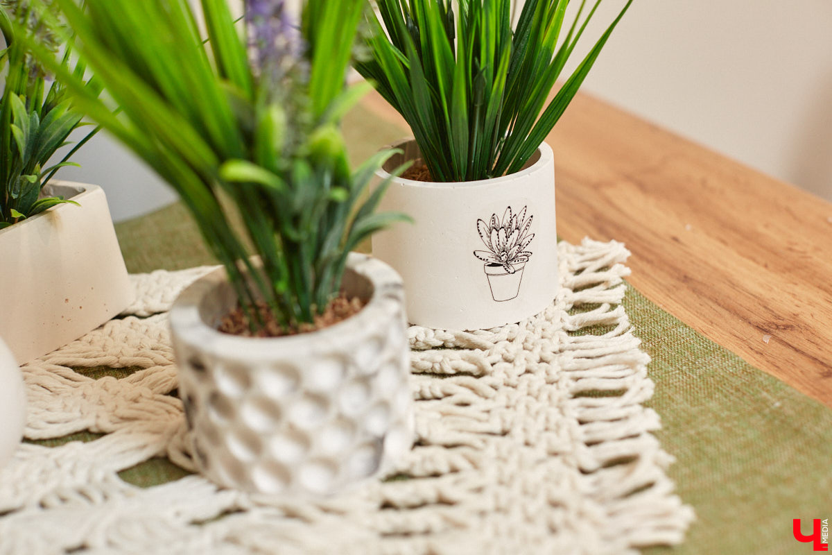 Как вы относитесь к искусственным растениям? Если скептически, то всего один взгляд на цветы и деревья от Елены Шестаковой может изменить ваше мнение о них. Владимирский флорист-любитель декорирует интерьер тем, что создает своими руками.