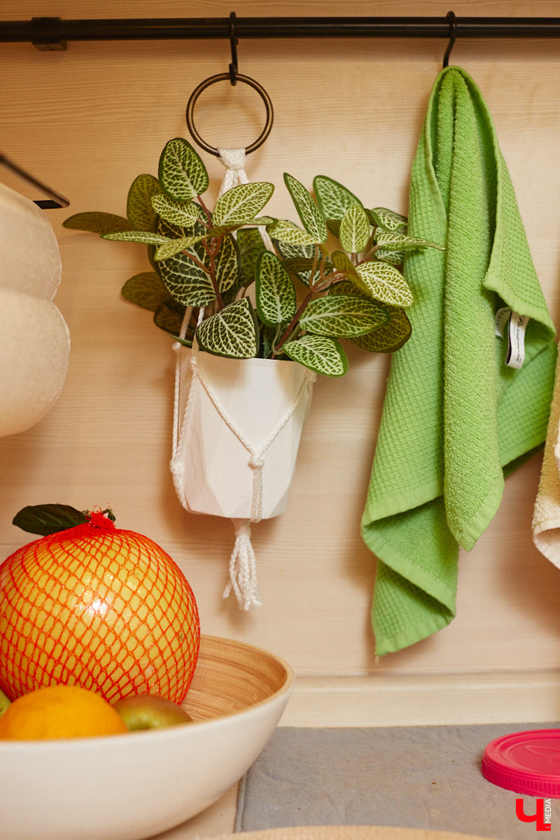 Как вы относитесь к искусственным растениям? Если скептически, то всего один взгляд на цветы и деревья от Елены Шестаковой может изменить ваше мнение о них. Владимирский флорист-любитель декорирует интерьер тем, что создает своими руками.