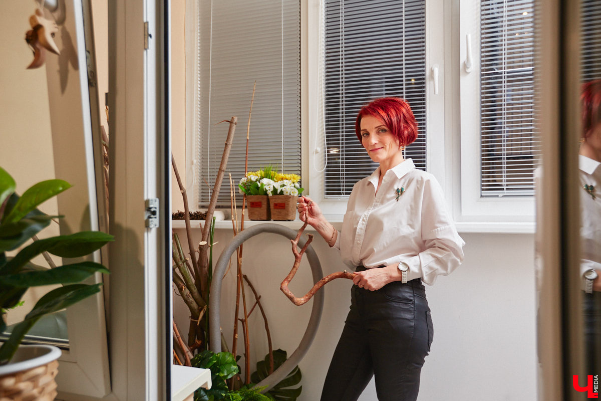 Как вы относитесь к искусственным растениям? Если скептически, то всего один взгляд на цветы и деревья от Елены Шестаковой может изменить ваше мнение о них. Владимирский флорист-любитель декорирует интерьер тем, что создает своими руками.