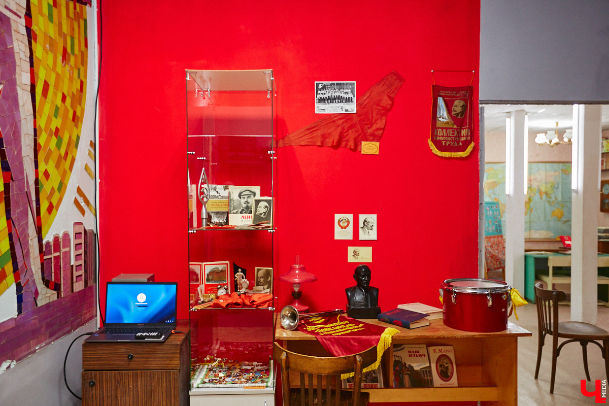 В Музее советского детства, расположенном в Центральном городском парке, появилась ретроквартира, куда жителей Владимира теперь приглашают на экскурсию в прошлое. «Ключ-Медиа» одним из первых оценил новую экспозицию. Если ножками вы туда еще не дошли, то обязательно посмотрите наш фоторепортаж.