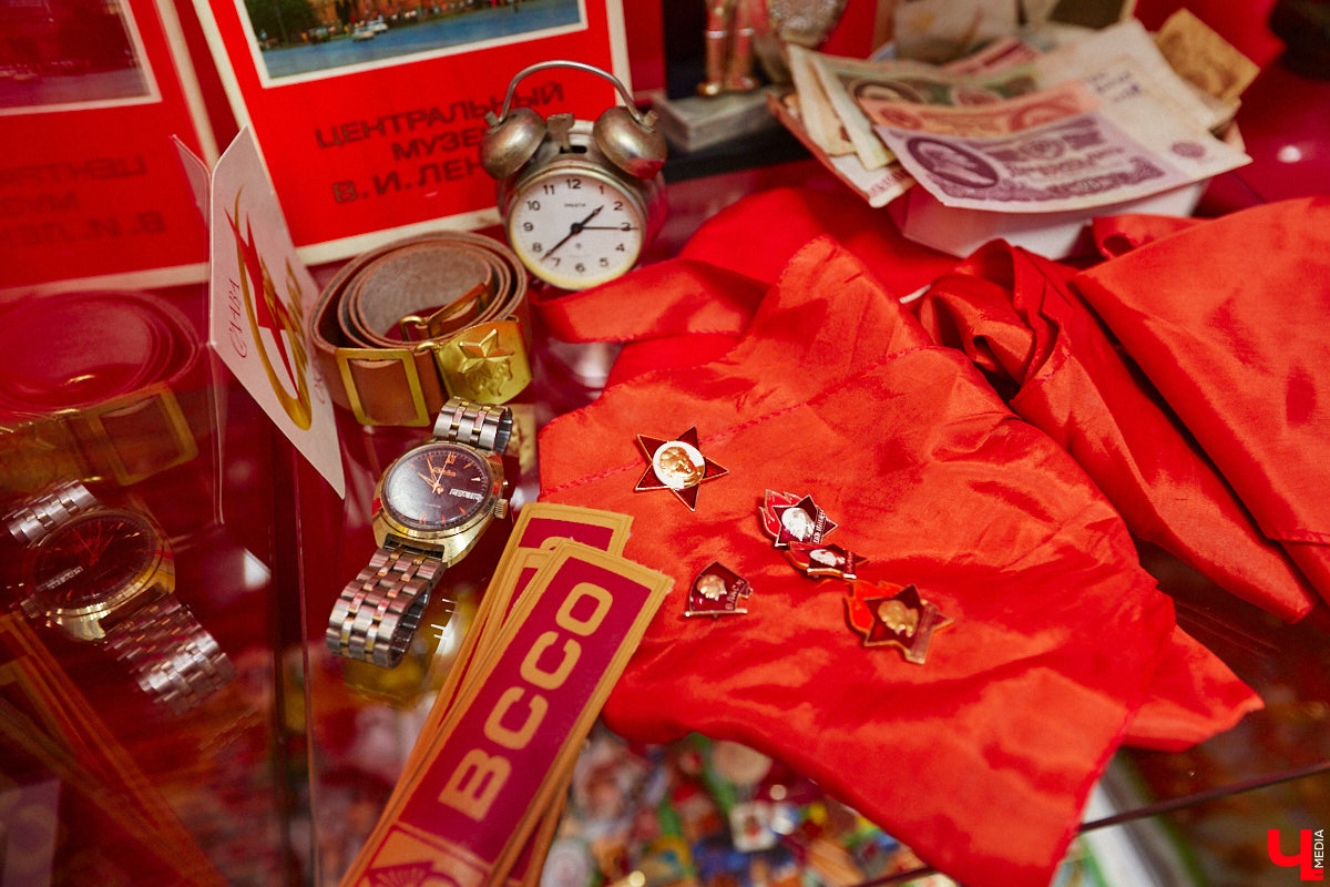 В Музее советского детства, расположенном в Центральном городском парке, появилась ретроквартира, куда жителей Владимира теперь приглашают на экскурсию в прошлое. «Ключ-Медиа» одним из первых оценил новую экспозицию. Если ножками вы туда еще не дошли, то обязательно посмотрите наш фоторепортаж.