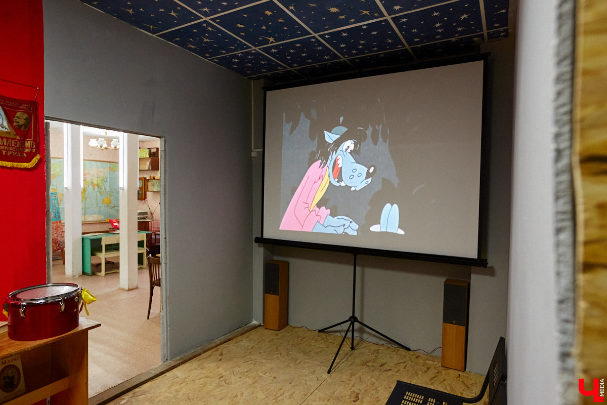 В Музее советского детства, расположенном в Центральном городском парке, появилась ретроквартира, куда жителей Владимира теперь приглашают на экскурсию в прошлое. «Ключ-Медиа» одним из первых оценил новую экспозицию. Если ножками вы туда еще не дошли, то обязательно посмотрите наш фоторепортаж.