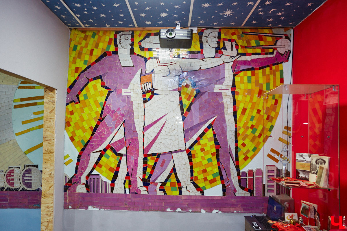 В Музее советского детства, расположенном в Центральном городском парке, появилась ретроквартира, куда жителей Владимира теперь приглашают на экскурсию в прошлое. «Ключ-Медиа» одним из первых оценил новую экспозицию. Если ножками вы туда еще не дошли, то обязательно посмотрите наш фоторепортаж.