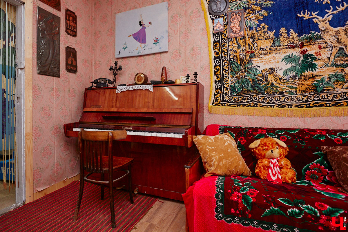 В Музее советского детства, расположенном в Центральном городском парке, появилась ретроквартира, куда жителей Владимира теперь приглашают на экскурсию в прошлое. «Ключ-Медиа» одним из первых оценил новую экспозицию. Если ножками вы туда еще не дошли, то обязательно посмотрите наш фоторепортаж.