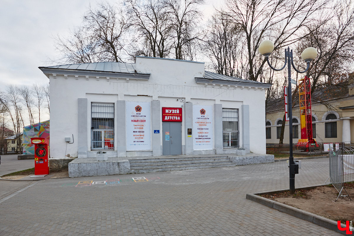 В Музее советского детства, расположенном в Центральном городском парке, появилась ретроквартира, куда жителей Владимира теперь приглашают на экскурсию в прошлое. «Ключ-Медиа» одним из первых оценил новую экспозицию. Если ножками вы туда еще не дошли, то обязательно посмотрите наш фоторепортаж.
