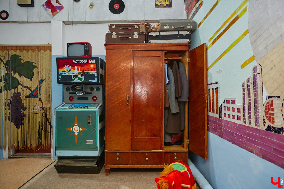 В Музее советского детства, расположенном в Центральном городском парке, появилась ретроквартира, куда жителей Владимира теперь приглашают на экскурсию в прошлое. «Ключ-Медиа» одним из первых оценил новую экспозицию. Если ножками вы туда еще не дошли, то обязательно посмотрите наш фоторепортаж.