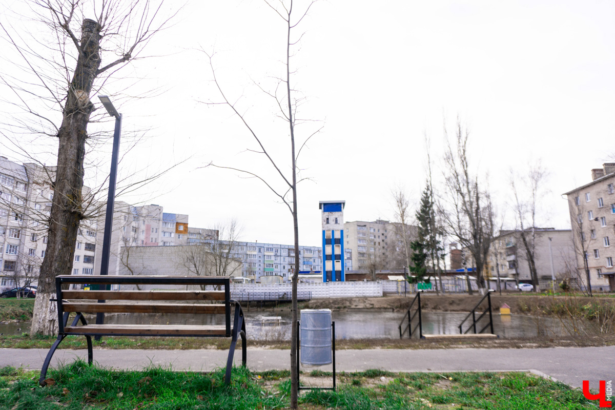 Платоновский пруд — место живописное и густонаселённое утками. Малоизвестный водоём военного городка напоминает широко известный Соловьиный, что возле ВлГУ. Особенно сейчас, после осеннего преображения: очищена вода, обновлены пешеходные дорожки, появились деревянные пирсы и мостик. Каким стал Платоновский пруд после благоустройства? Рассказываем и показываем в материале.