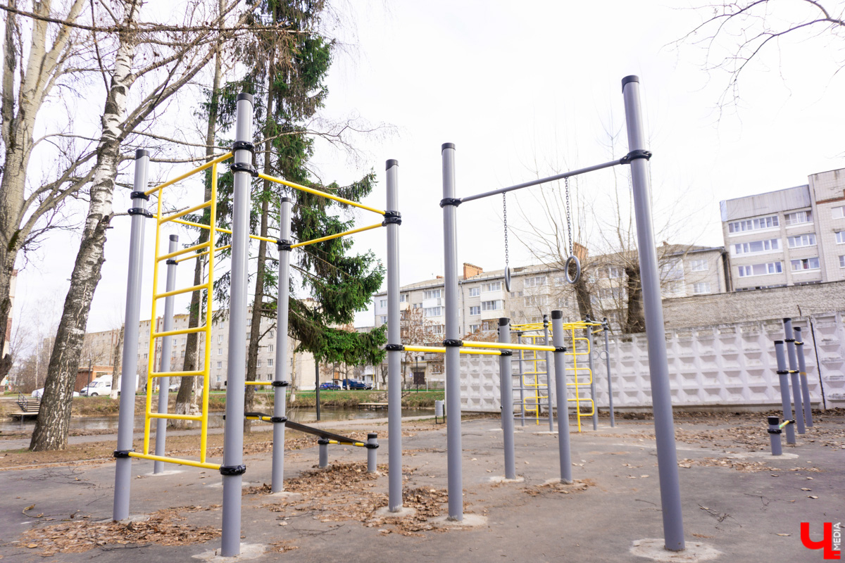 Платоновский пруд — место живописное и густонаселённое утками. Малоизвестный водоём военного городка напоминает широко известный Соловьиный, что возле ВлГУ. Особенно сейчас, после осеннего преображения: очищена вода, обновлены пешеходные дорожки, появились деревянные пирсы и мостик. Каким стал Платоновский пруд после благоустройства? Рассказываем и показываем в материале.