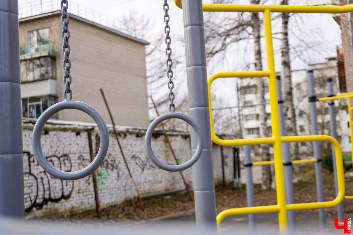 Платоновский пруд — место живописное и густонаселённое утками. Малоизвестный водоём военного городка напоминает широко известный Соловьиный, что возле ВлГУ. Особенно сейчас, после осеннего преображения: очищена вода, обновлены пешеходные дорожки, появились деревянные пирсы и мостик. Каким стал Платоновский пруд после благоустройства? Рассказываем и показываем в материале.