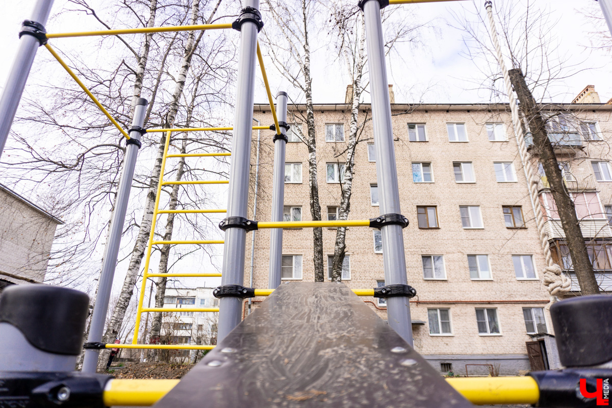 Платоновский пруд — место живописное и густонаселённое утками. Малоизвестный водоём военного городка напоминает широко известный Соловьиный, что возле ВлГУ. Особенно сейчас, после осеннего преображения: очищена вода, обновлены пешеходные дорожки, появились деревянные пирсы и мостик. Каким стал Платоновский пруд после благоустройства? Рассказываем и показываем в материале.