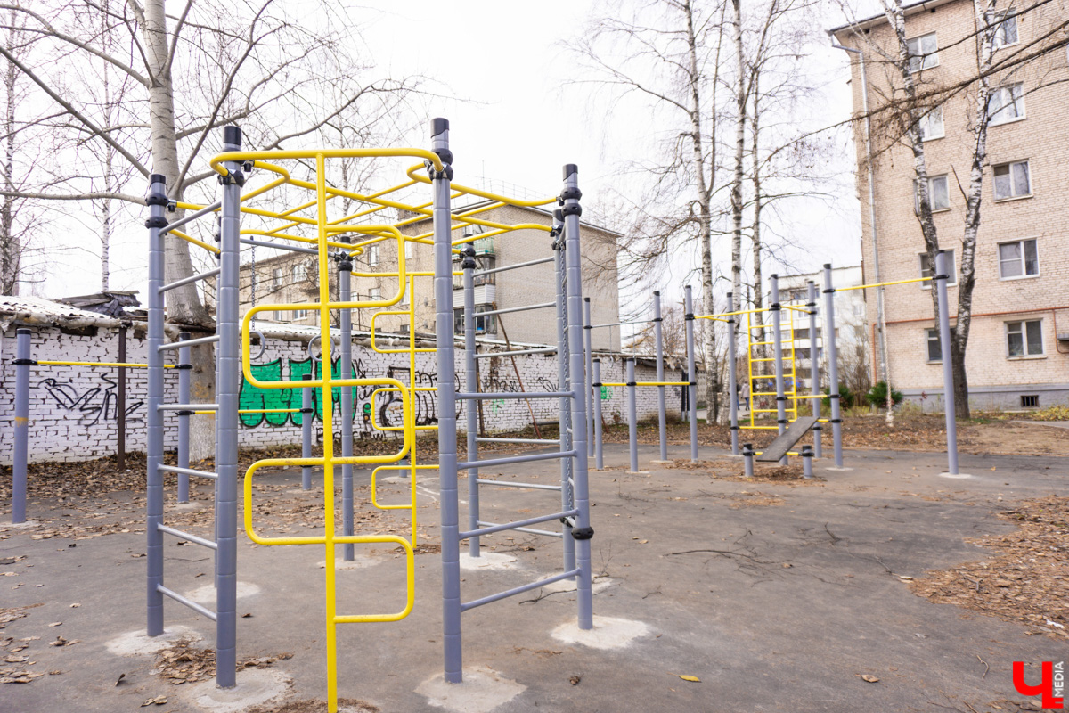 Платоновский пруд — место живописное и густонаселённое утками. Малоизвестный водоём военного городка напоминает широко известный Соловьиный, что возле ВлГУ. Особенно сейчас, после осеннего преображения: очищена вода, обновлены пешеходные дорожки, появились деревянные пирсы и мостик. Каким стал Платоновский пруд после благоустройства? Рассказываем и показываем в материале.