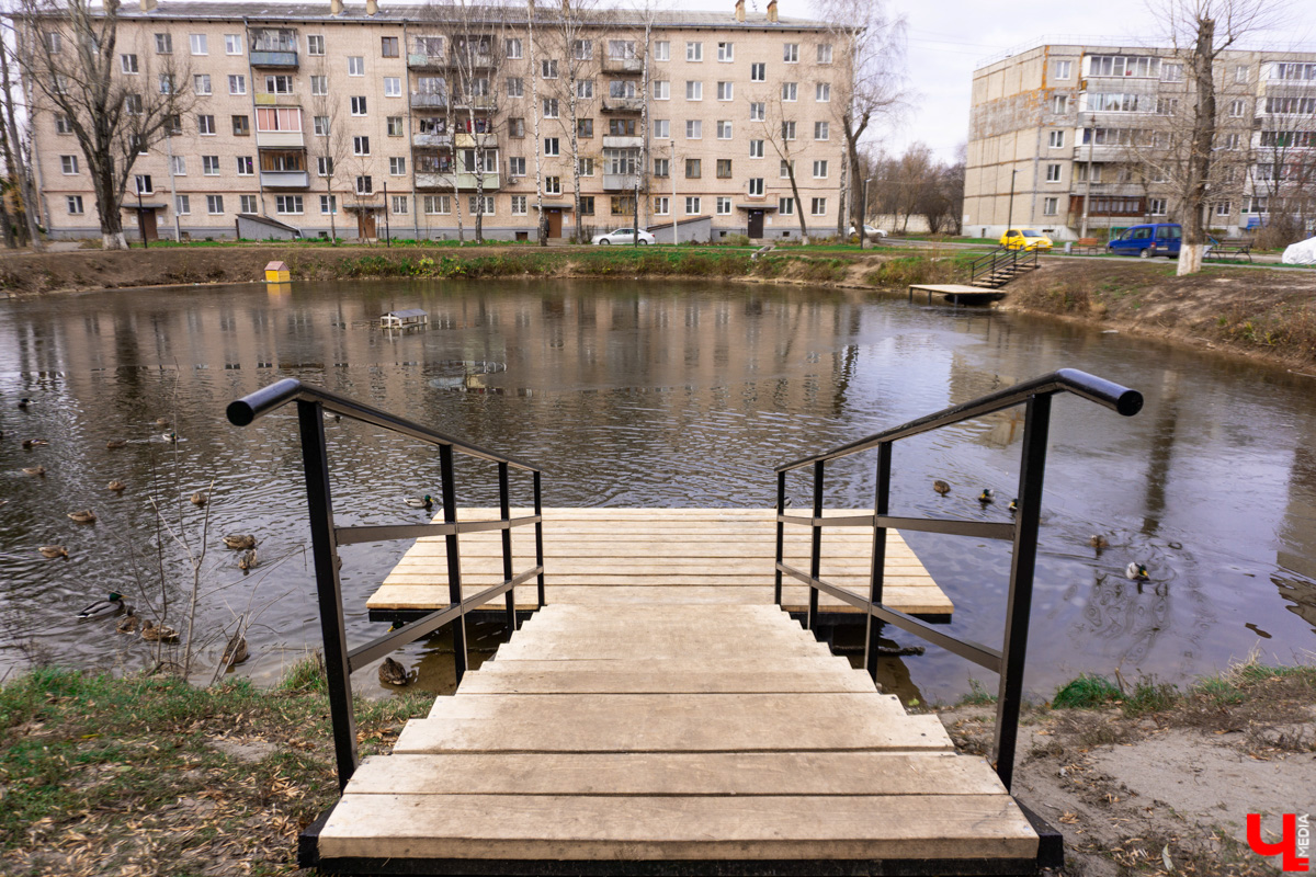 Платоновский пруд — место живописное и густонаселённое утками. Малоизвестный водоём военного городка напоминает широко известный Соловьиный, что возле ВлГУ. Особенно сейчас, после осеннего преображения: очищена вода, обновлены пешеходные дорожки, появились деревянные пирсы и мостик. Каким стал Платоновский пруд после благоустройства? Рассказываем и показываем в материале.