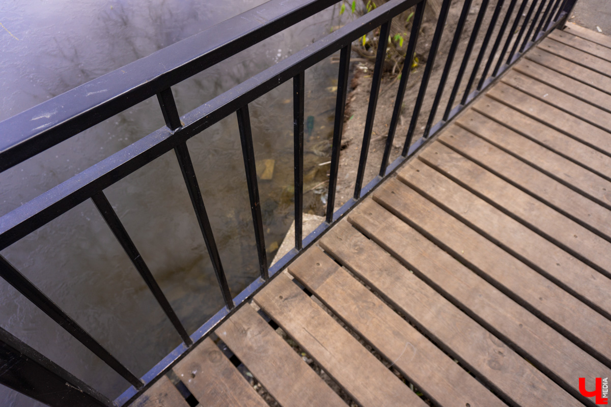 Платоновский пруд — место живописное и густонаселённое утками. Малоизвестный водоём военного городка напоминает широко известный Соловьиный, что возле ВлГУ. Особенно сейчас, после осеннего преображения: очищена вода, обновлены пешеходные дорожки, появились деревянные пирсы и мостик. Каким стал Платоновский пруд после благоустройства? Рассказываем и показываем в материале.