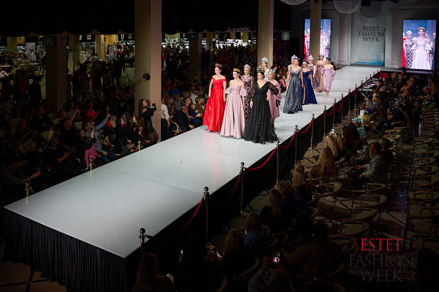 Одно из ярких fashion-событий этой осени прошло в Москве. ESTET FASHION WEEK вот уже более 10 лет дважды в год собирает дизайнеров и ювелиров России и мира. Новые коллекции показывают модели со всей страны. На этот раз на подиум вышли красавицы из Коврова и Владимира. Мария Безрукова из модельного агентства «Жанна» открыла показ Кристины Кибовской. А сразу семь выпускниц SMG KOVROV стали участницами дефиле ассоциации российских дизайнеров Fashion Style.