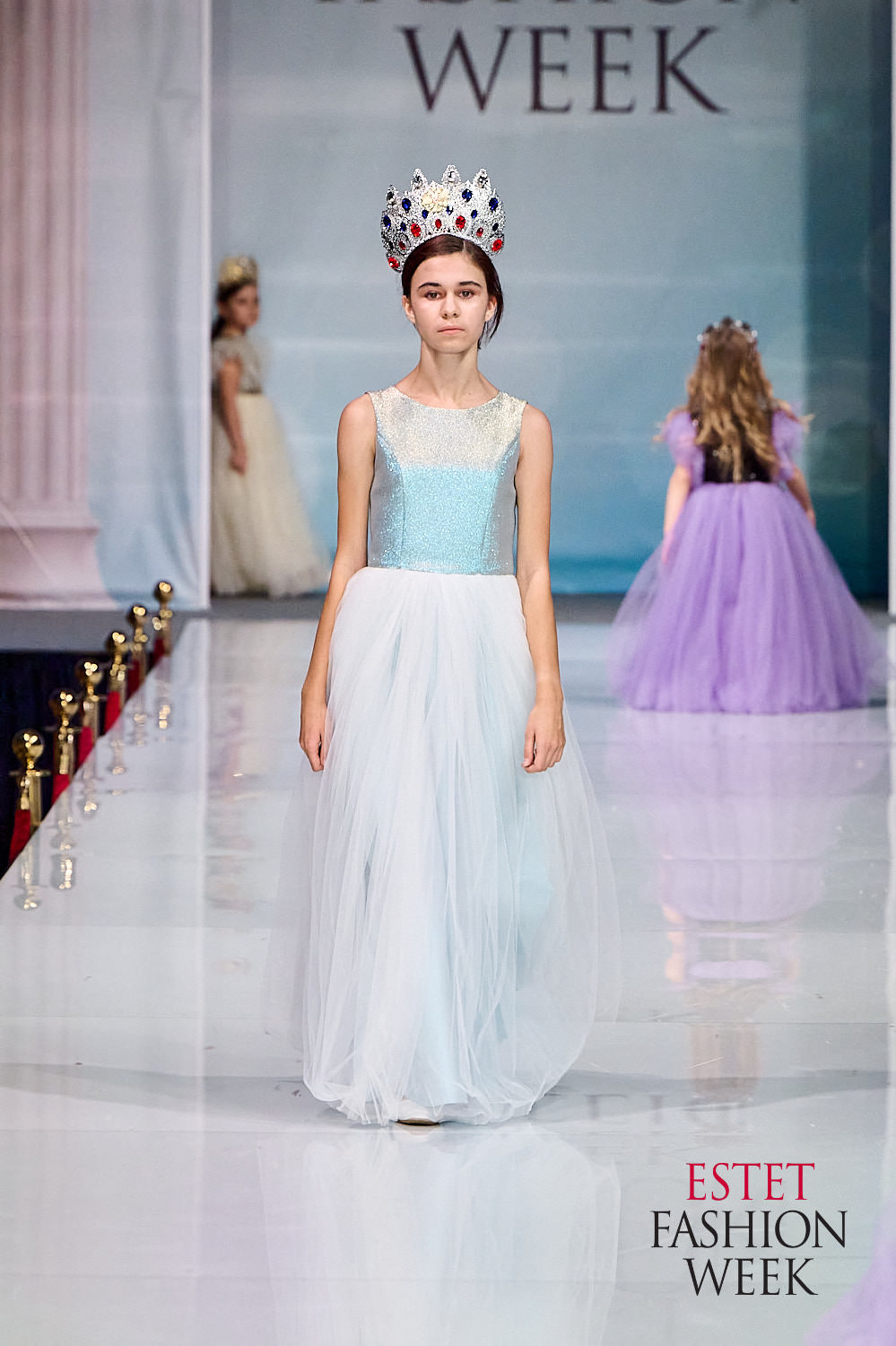 Одно из ярких fashion-событий этой осени прошло в Москве. ESTET FASHION WEEK вот уже более 10 лет дважды в год собирает дизайнеров и ювелиров России и мира. Новые коллекции показывают модели со всей страны. На этот раз на подиум вышли красавицы из Коврова и Владимира. Мария Безрукова из модельного агентства «Жанна» открыла показ Кристины Кибовской. А сразу семь выпускниц SMG KOVROV стали участницами дефиле ассоциации российских дизайнеров Fashion Style.