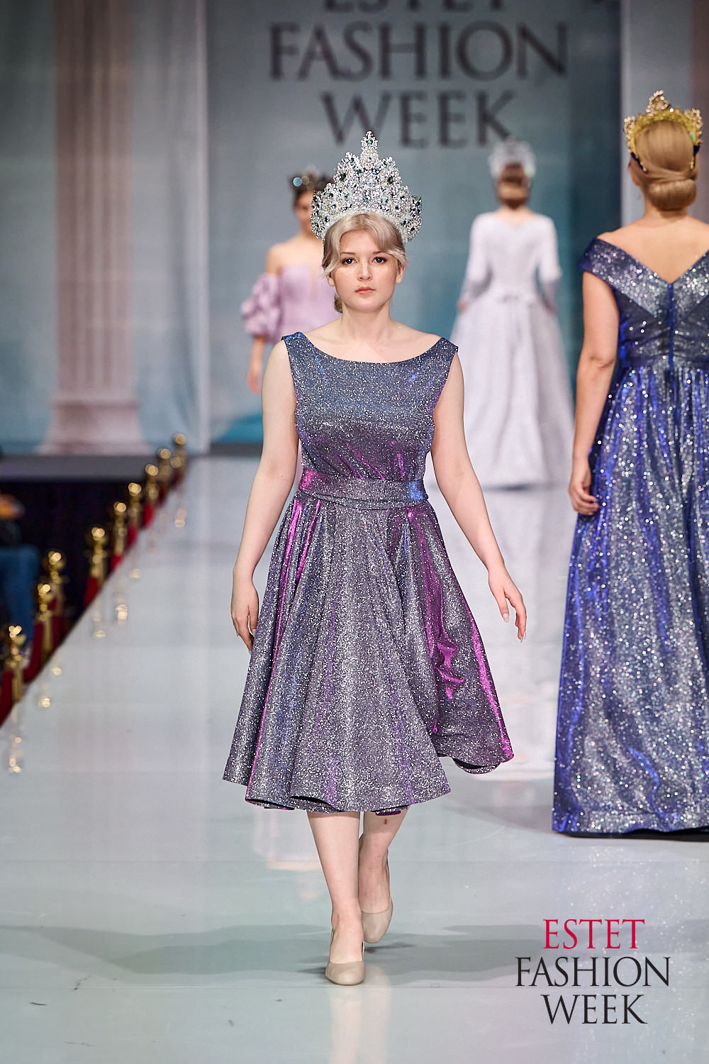 Одно из ярких fashion-событий этой осени прошло в Москве. ESTET FASHION WEEK вот уже более 10 лет дважды в год собирает дизайнеров и ювелиров России и мира. Новые коллекции показывают модели со всей страны. На этот раз на подиум вышли красавицы из Коврова и Владимира. Мария Безрукова из модельного агентства «Жанна» открыла показ Кристины Кибовской. А сразу семь выпускниц SMG KOVROV стали участницами дефиле ассоциации российских дизайнеров Fashion Style.