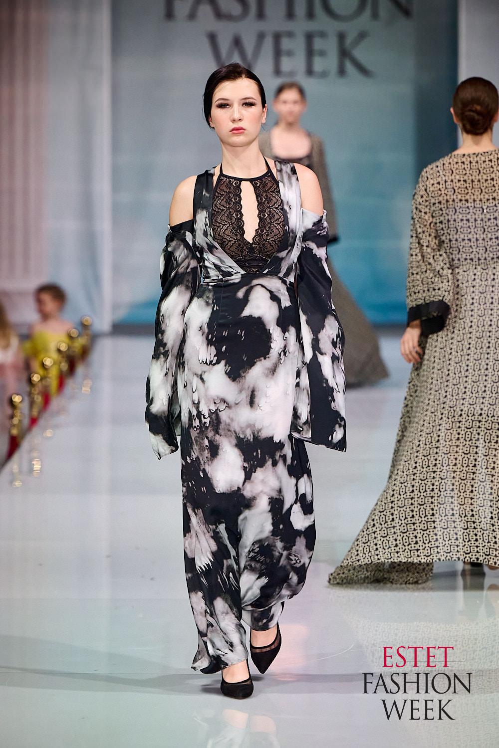 Одно из ярких fashion-событий этой осени прошло в Москве. ESTET FASHION WEEK вот уже более 10 лет дважды в год собирает дизайнеров и ювелиров России и мира. Новые коллекции показывают модели со всей страны. На этот раз на подиум вышли красавицы из Коврова и Владимира. Мария Безрукова из модельного агентства «Жанна» открыла показ Кристины Кибовской. А сразу семь выпускниц SMG KOVROV стали участницами дефиле ассоциации российских дизайнеров Fashion Style.