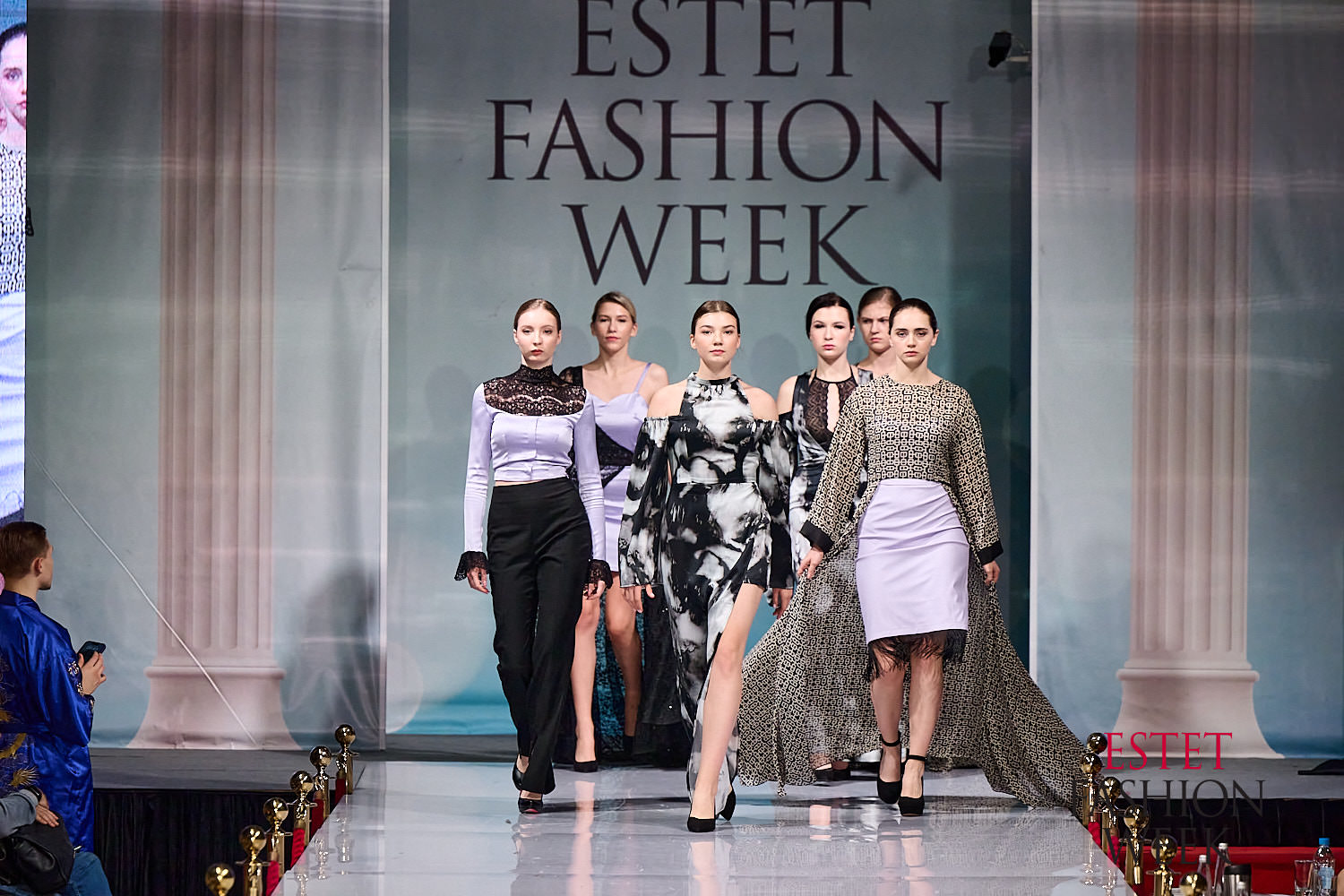 Одно из ярких fashion-событий этой осени прошло в Москве. ESTET FASHION WEEK вот уже более 10 лет дважды в год собирает дизайнеров и ювелиров России и мира. Новые коллекции показывают модели со всей страны. На этот раз на подиум вышли красавицы из Коврова и Владимира. Мария Безрукова из модельного агентства «Жанна» открыла показ Кристины Кибовской. А сразу семь выпускниц SMG KOVROV стали участницами дефиле ассоциации российских дизайнеров Fashion Style.