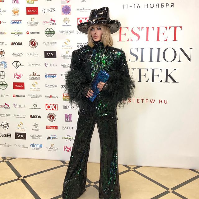 Одно из ярких fashion-событий этой осени прошло в Москве. ESTET FASHION WEEK вот уже более 10 лет дважды в год собирает дизайнеров и ювелиров России и мира. Новые коллекции показывают модели со всей страны. На этот раз на подиум вышли красавицы из Коврова и Владимира. Мария Безрукова из модельного агентства «Жанна» открыла показ Кристины Кибовской. А сразу семь выпускниц SMG KOVROV стали участницами дефиле ассоциации российских дизайнеров Fashion Style.