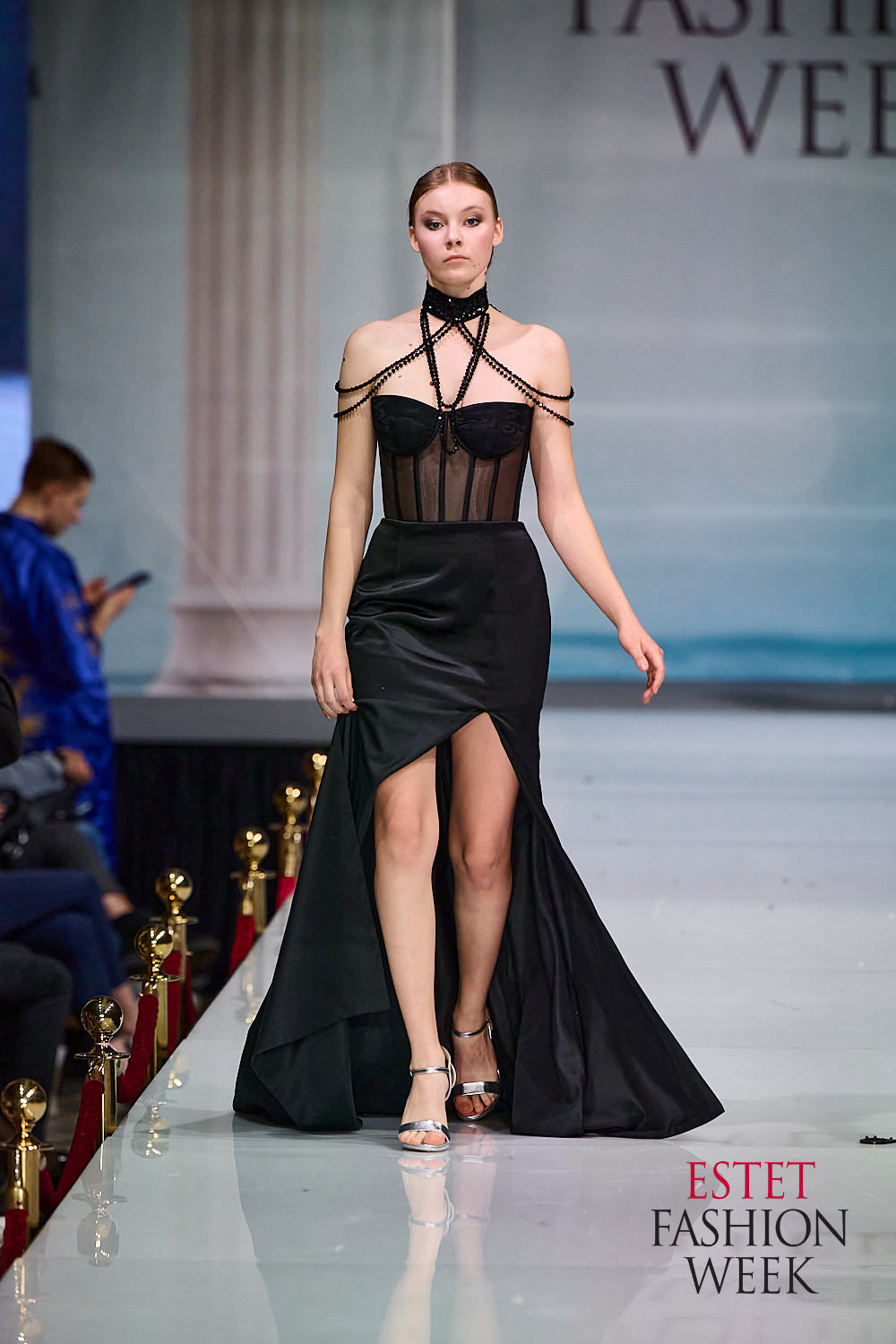 Одно из ярких fashion-событий этой осени прошло в Москве. ESTET FASHION WEEK вот уже более 10 лет дважды в год собирает дизайнеров и ювелиров России и мира. Новые коллекции показывают модели со всей страны. На этот раз на подиум вышли красавицы из Коврова и Владимира. Мария Безрукова из модельного агентства «Жанна» открыла показ Кристины Кибовской. А сразу семь выпускниц SMG KOVROV стали участницами дефиле ассоциации российских дизайнеров Fashion Style.