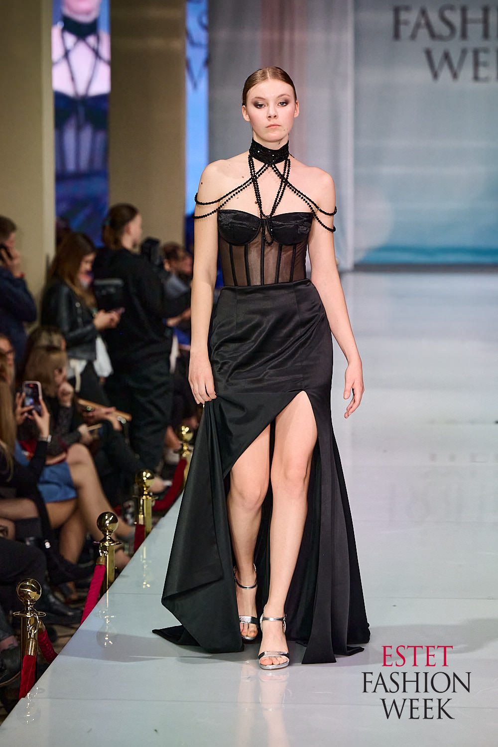 Одно из ярких fashion-событий этой осени прошло в Москве. ESTET FASHION WEEK вот уже более 10 лет дважды в год собирает дизайнеров и ювелиров России и мира. Новые коллекции показывают модели со всей страны. На этот раз на подиум вышли красавицы из Коврова и Владимира. Мария Безрукова из модельного агентства «Жанна» открыла показ Кристины Кибовской. А сразу семь выпускниц SMG KOVROV стали участницами дефиле ассоциации российских дизайнеров Fashion Style.