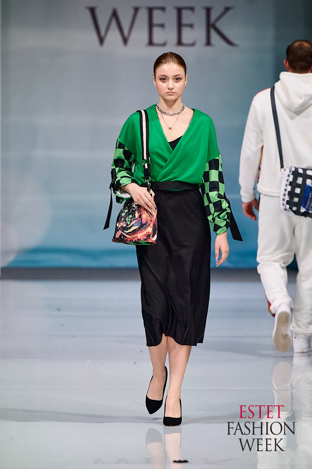 Одно из ярких fashion-событий этой осени прошло в Москве. ESTET FASHION WEEK вот уже более 10 лет дважды в год собирает дизайнеров и ювелиров России и мира. Новые коллекции показывают модели со всей страны. На этот раз на подиум вышли красавицы из Коврова и Владимира. Мария Безрукова из модельного агентства «Жанна» открыла показ Кристины Кибовской. А сразу семь выпускниц SMG KOVROV стали участницами дефиле ассоциации российских дизайнеров Fashion Style.