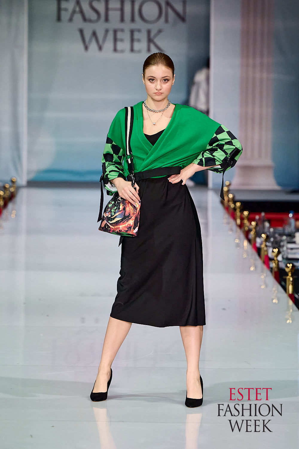 Одно из ярких fashion-событий этой осени прошло в Москве. ESTET FASHION WEEK вот уже более 10 лет дважды в год собирает дизайнеров и ювелиров России и мира. Новые коллекции показывают модели со всей страны. На этот раз на подиум вышли красавицы из Коврова и Владимира. Мария Безрукова из модельного агентства «Жанна» открыла показ Кристины Кибовской. А сразу семь выпускниц SMG KOVROV стали участницами дефиле ассоциации российских дизайнеров Fashion Style.